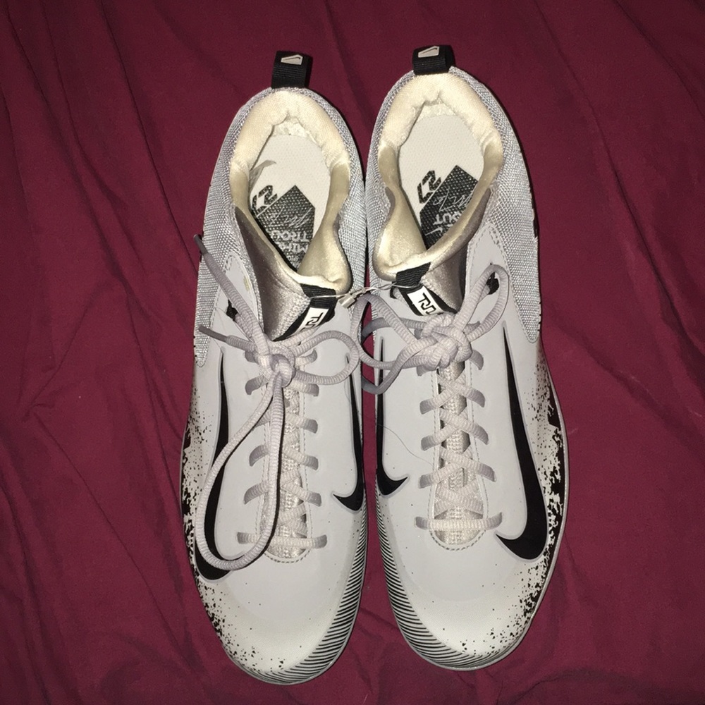 Black, grey, and white nike baseball cleats